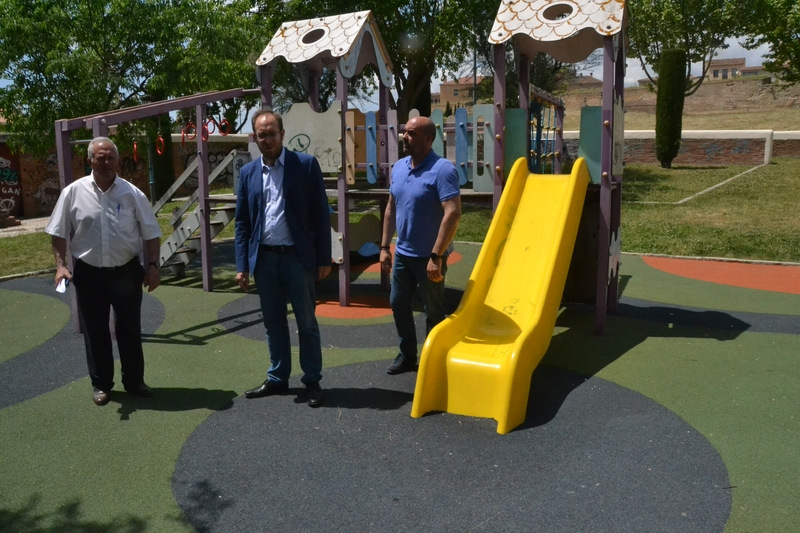 Foto 3 - Habilitado con una inversión de 12.500&euro; un nuevo parque infantil en la Peña del Sastre