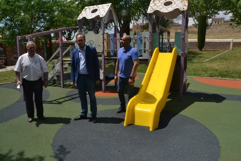 Foto 3 - Habilitado con una inversi&oacute;n de 12.500&euro; un nuevo parque infantil en la Pe&ntilde;a del Sastre