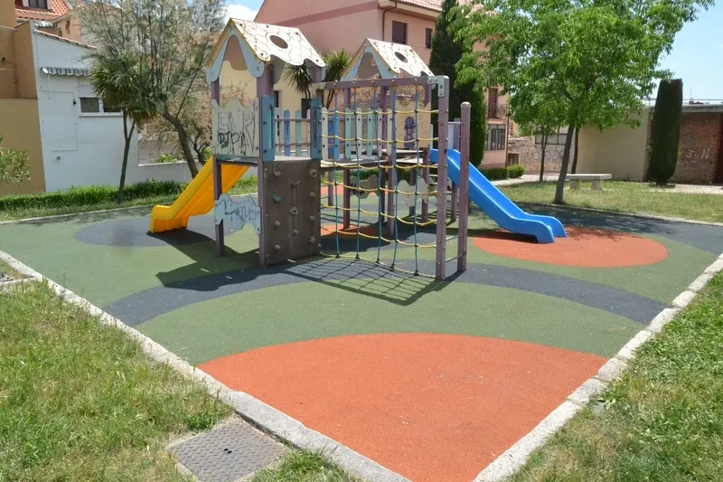 Foto 2 - Habilitado con una inversi&oacute;n de 12.500&euro; un nuevo parque infantil en la Pe&ntilde;a del Sastre