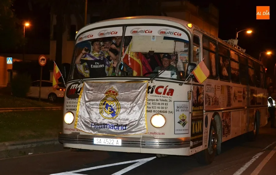 Foto 10 - La buena temperatura favorece una amplia celebraci&oacute;n callejera de la Champions del Madrid