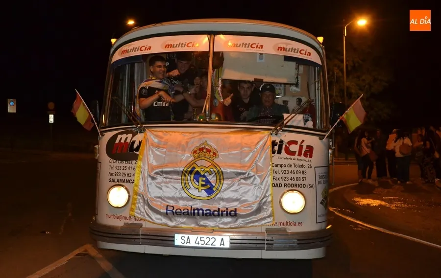 Foto 8 - La buena temperatura favorece una amplia celebraci&oacute;n callejera de la Champions del Madrid