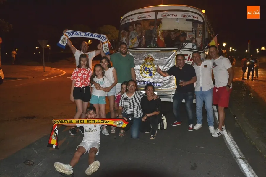 Foto 7 - La buena temperatura favorece una amplia celebraci&oacute;n callejera de la Champions del Madrid