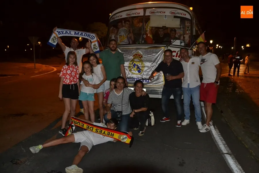 Foto 6 - La buena temperatura favorece una amplia celebraci&oacute;n callejera de la Champions del Madrid
