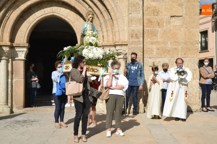 Foto 11 - Concurrido estreno de la procesi&oacute;n callejera de la Virgen de la Medalla Milagrosa