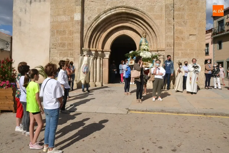Foto 10 - Concurrido estreno de la procesi&oacute;n callejera de la Virgen de la Medalla Milagrosa