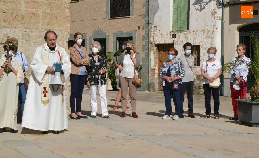 Foto 8 - Concurrido estreno de la procesi&oacute;n callejera de la Virgen de la Medalla Milagrosa