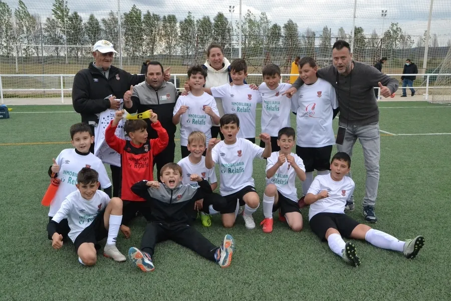 Foto 6 - El Benjam&iacute;n A del Ciudad Rodrigo completa con una clara victoria sus compromisos en casa