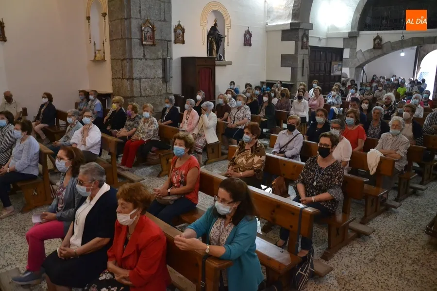 Foto 4 - Concurrido estreno de la procesi&oacute;n callejera de la Virgen de la Medalla Milagrosa