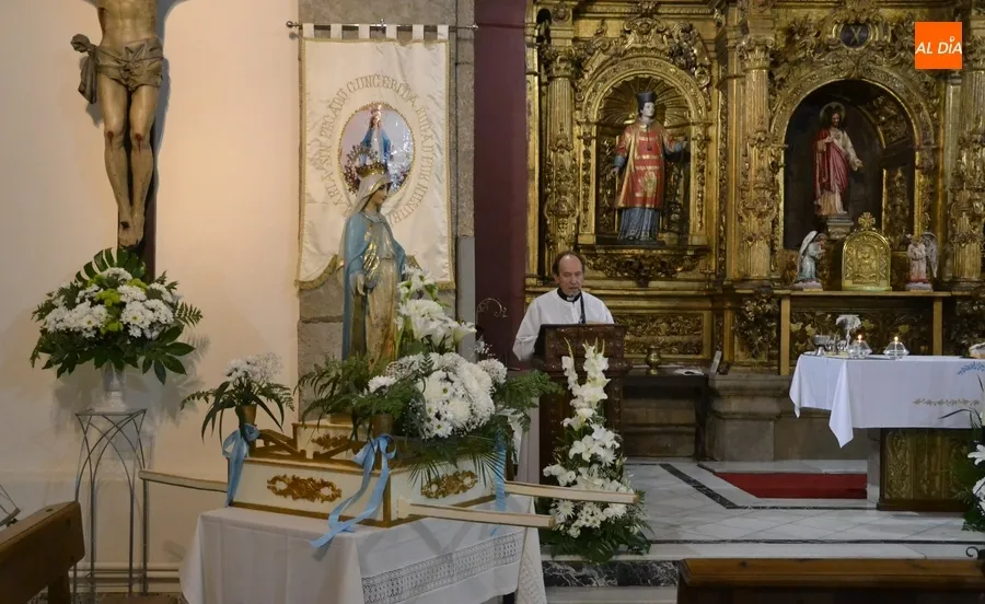 Foto 3 - Concurrido estreno de la procesi&oacute;n callejera de la Virgen de la Medalla Milagrosa