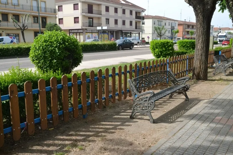 Foto 4 - Desplegada una valla de 180 metros en el parque infantil de la Avenida de Salamanca