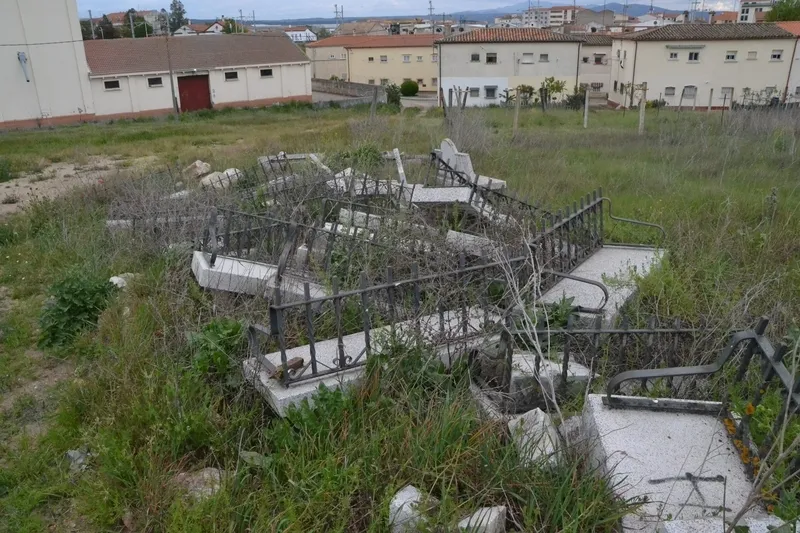 Foto 11 - El barrio de la Rana sigue escondiendo un cementerio de bancos en buen estado