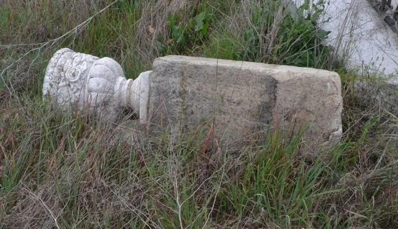 Foto 10 - El barrio de la Rana sigue escondiendo un cementerio de bancos en buen estado