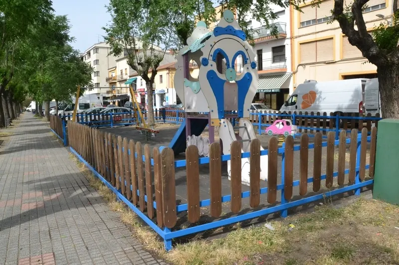 Foto 2 - Desplegada una valla de 180 metros en el parque infantil de la Avenida de Salamanca