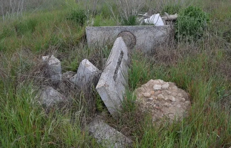 Foto 9 - El barrio de la Rana sigue escondiendo un cementerio de bancos en buen estado