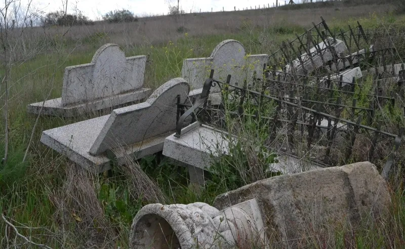 Foto 8 - El barrio de la Rana sigue escondiendo un cementerio de bancos en buen estado