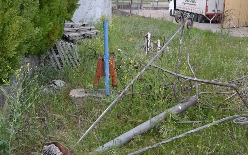 Foto 5 - El barrio de la Rana sigue escondiendo un cementerio de bancos en buen estado