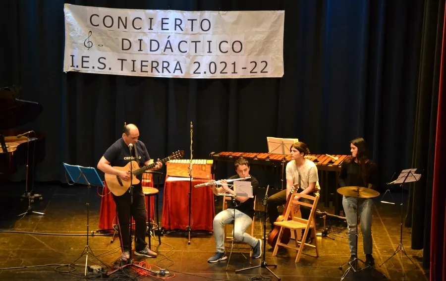 Foto 11 - Alumnos y profesores del IES Tierra se suben al escenario en su recuperado concierto did&aacute;ctico