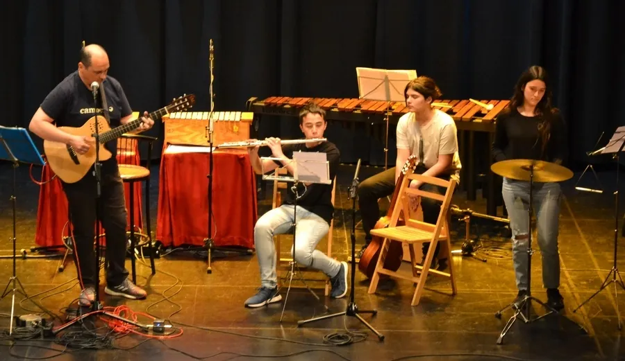 Foto 10 - Alumnos y profesores del IES Tierra se suben al escenario en su recuperado concierto did&aacute;ctico