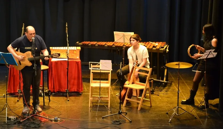 Foto 9 - Alumnos y profesores del IES Tierra se suben al escenario en su recuperado concierto did&aacute;ctico