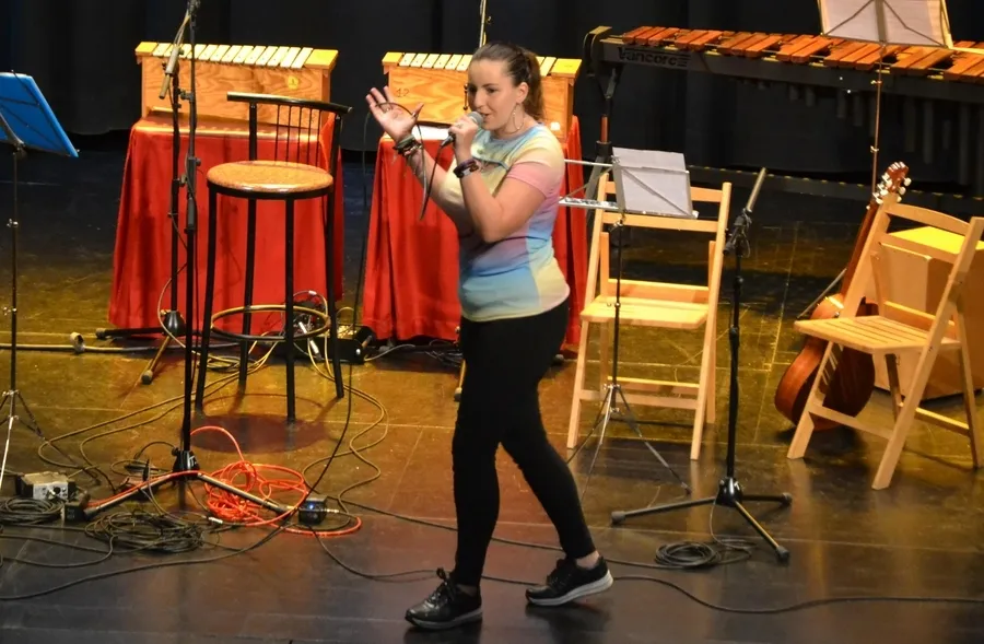 Foto 7 - Alumnos y profesores del IES Tierra se suben al escenario en su recuperado concierto did&aacute;ctico