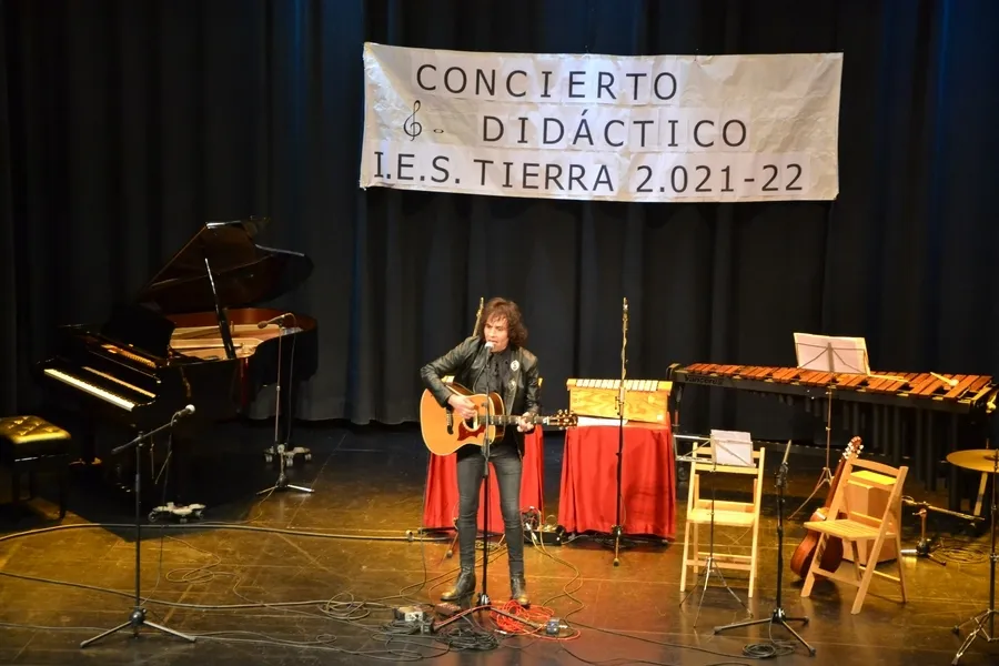 Foto 6 - Alumnos y profesores del IES Tierra se suben al escenario en su recuperado concierto did&aacute;ctico