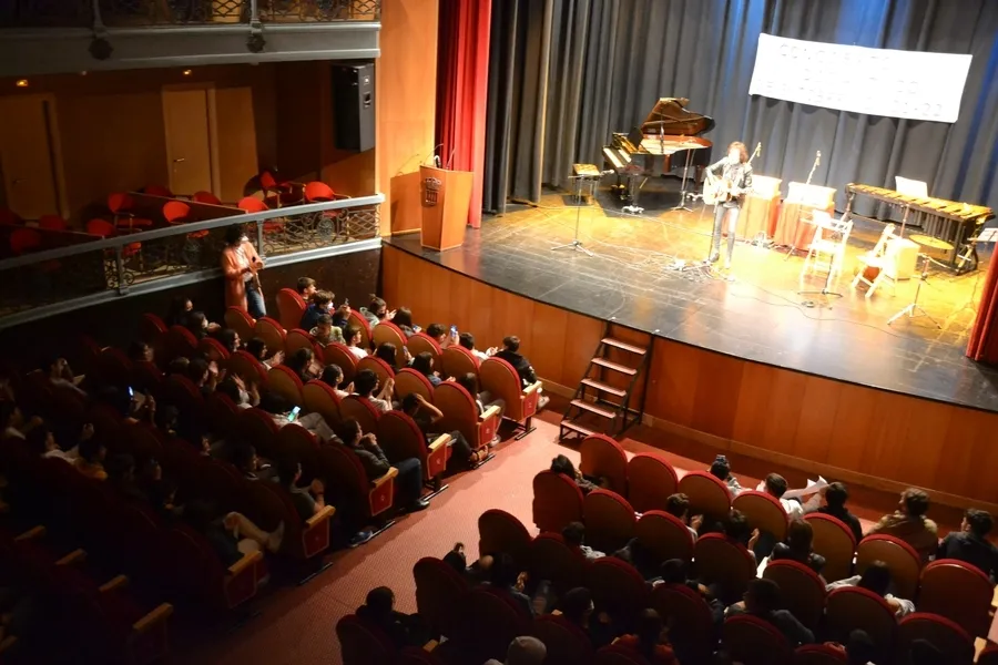 Foto 4 - Alumnos y profesores del IES Tierra se suben al escenario en su recuperado concierto did&aacute;ctico