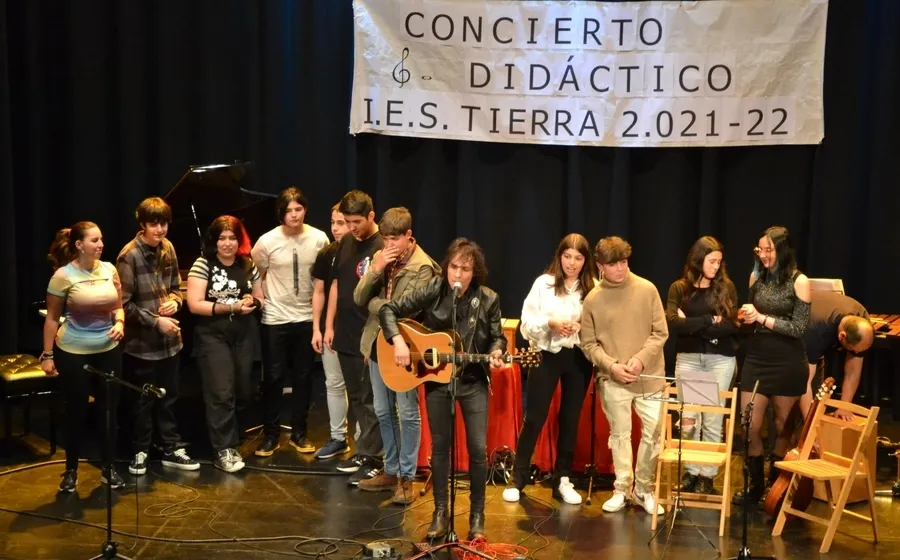 Foto 3 - Alumnos y profesores del IES Tierra se suben al escenario en su recuperado concierto did&aacute;ctico