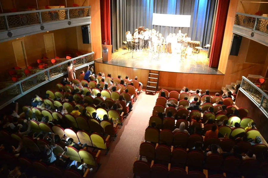 Foto 2 - Alumnos y profesores del IES Tierra se suben al escenario en su recuperado concierto did&aacute;ctico