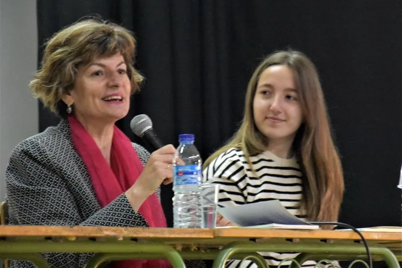 La poeta María Ángeles Pérez, en el IES Mateo Hernández