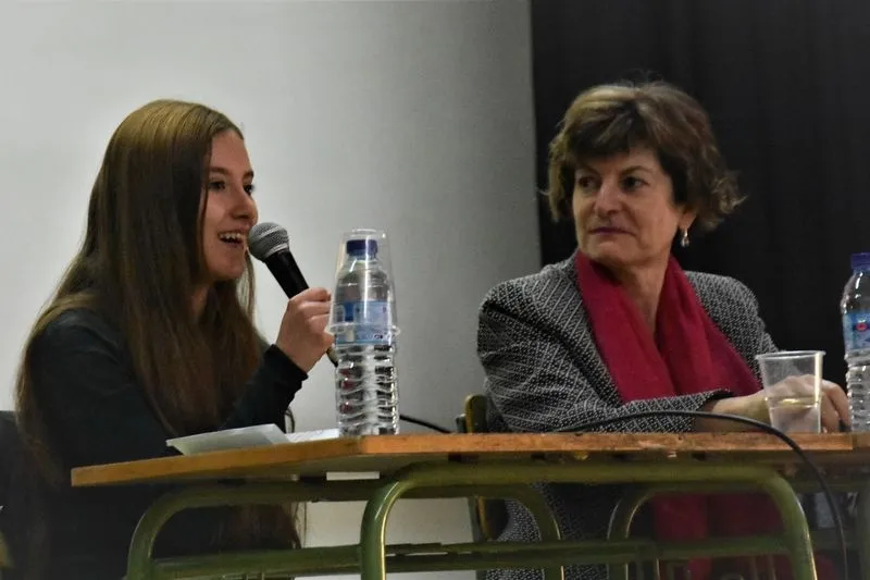 La poeta María Ángeles Pérez, en el IES Mateo Hernández
