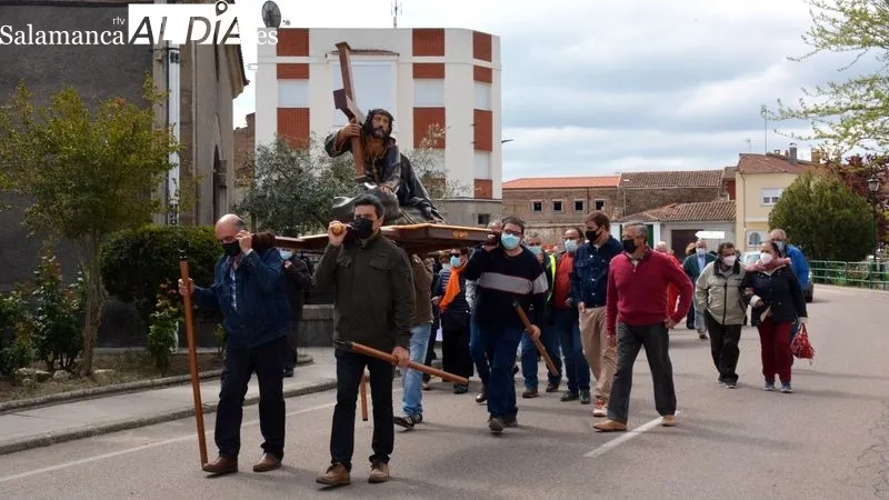 La imagen del Manso Cordero fue llevada en procesión desde su ermita al paraje de la Peña Gorda