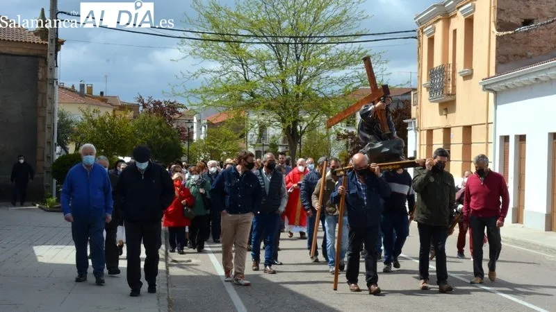 La imagen del Manso Cordero fue llevada en procesión desde su ermita al paraje de la Peña Gorda