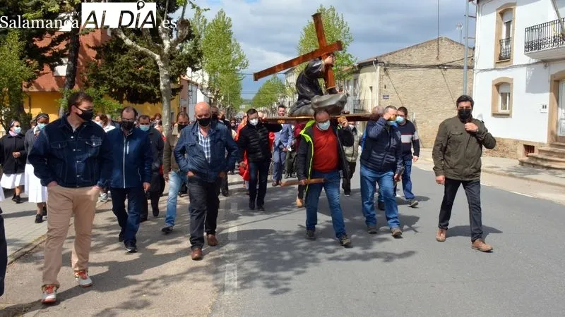La imagen del Manso Cordero fue llevada en procesión desde su ermita al paraje de la Peña Gorda