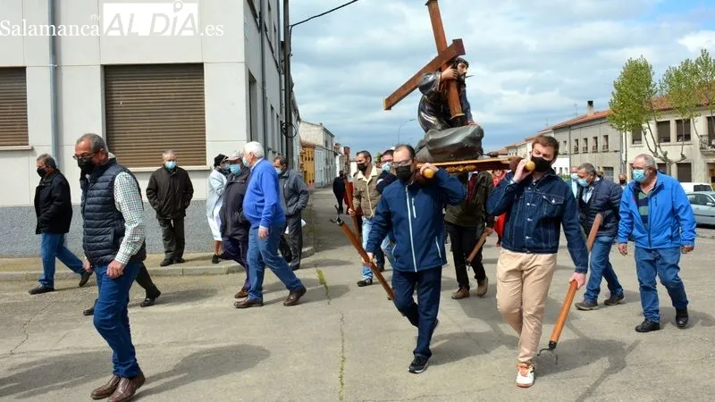 La imagen del Manso Cordero fue llevada en procesión desde su ermita al paraje de la Peña Gorda