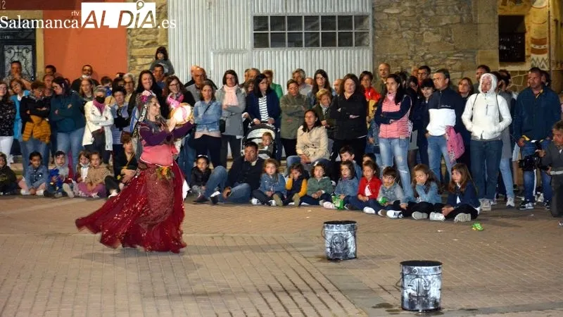 La plaza de la Alegría acogió el espectáculo de fuego, música y danza