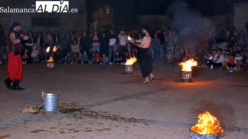 La plaza de la Alegría acogió el espectáculo de fuego, música y danza