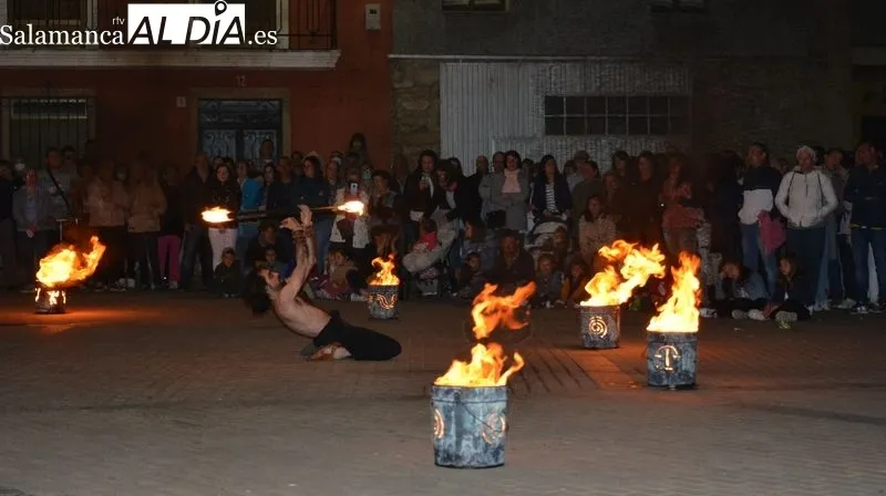 La plaza de la Alegría acogió el espectáculo de fuego, música y danza