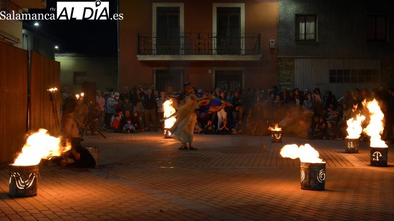 La plaza de la Alegría acogió el espectáculo de fuego, música y danza