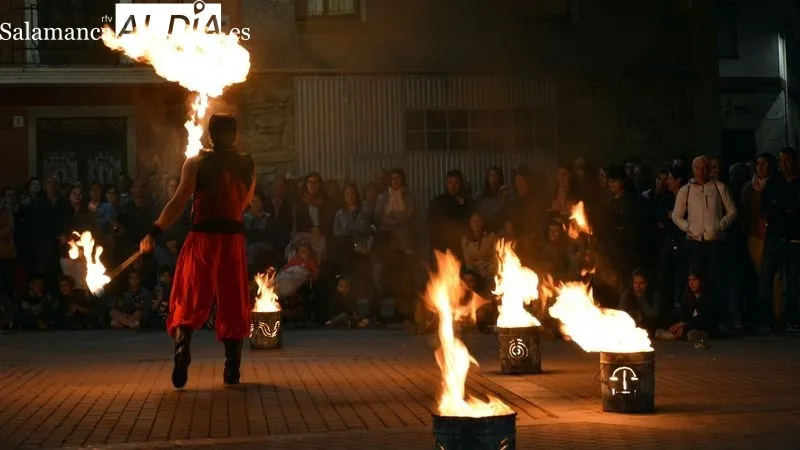 La plaza de la Alegría acogió el espectáculo de fuego, música y danza