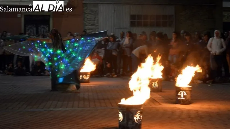 La plaza de la Alegría acogió el espectáculo de fuego, música y danza