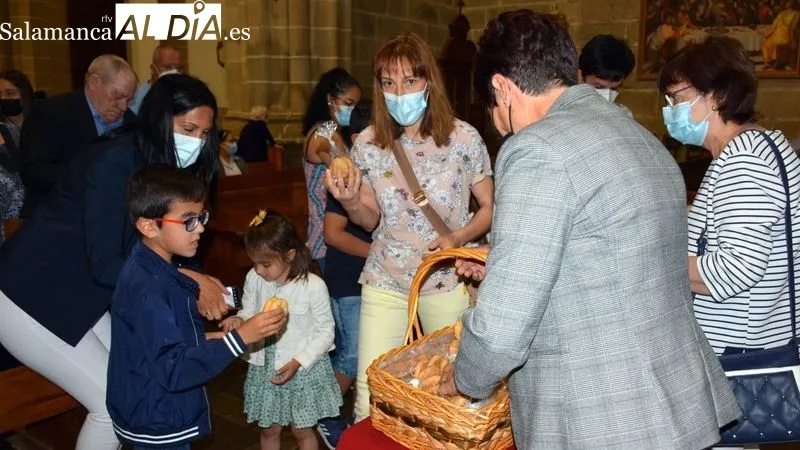 En la celebración se repartieron los panecitos de San Rita