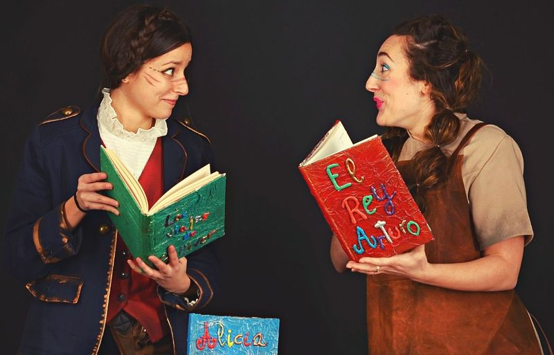 Rita Peripecia (Irene Caballo) y Lola Molécula (Violeta Mateos) son dos exploradoras que viajan por el universo buscando las palabras más bonitas del mundo