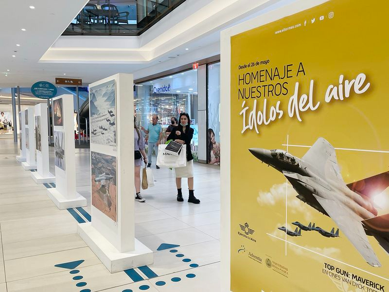 Exposición 'Homenaje a nuestros ídolos del aire' en el centro comercial El Tormes