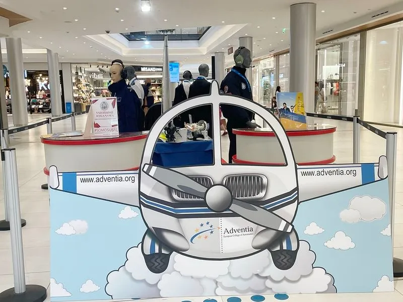 Exposición 'Homenaje a nuestros ídolos del aire' en el centro comercial El Tormes
