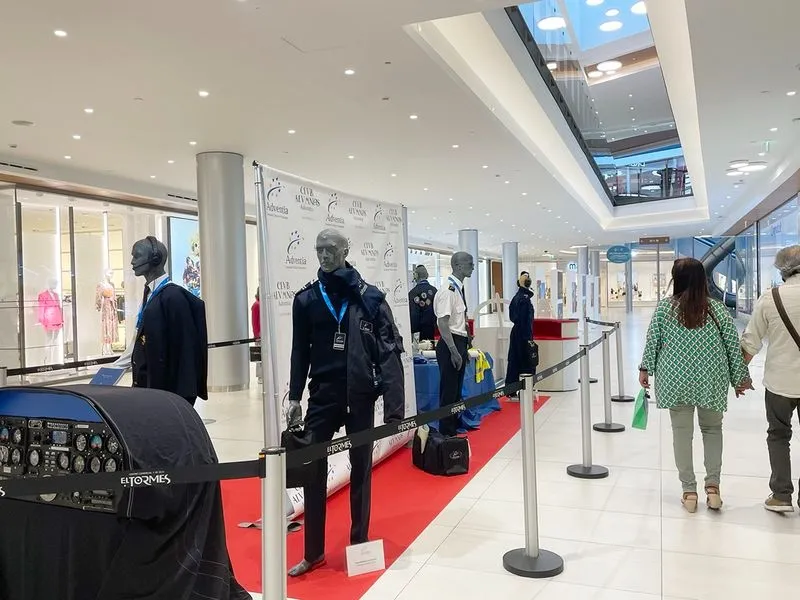 Exposición 'Homenaje a nuestros ídolos del aire' en el centro comercial El Tormes