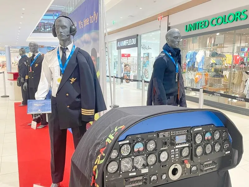 Exposición 'Homenaje a nuestros ídolos del aire' en el centro comercial El Tormes