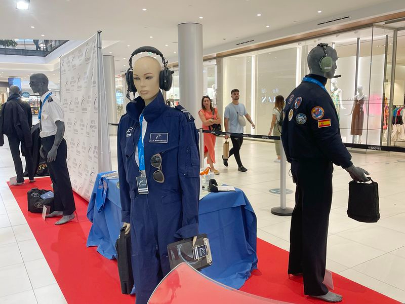 Exposición 'Homenaje a nuestros ídolos del aire' en el centro comercial El Tormes