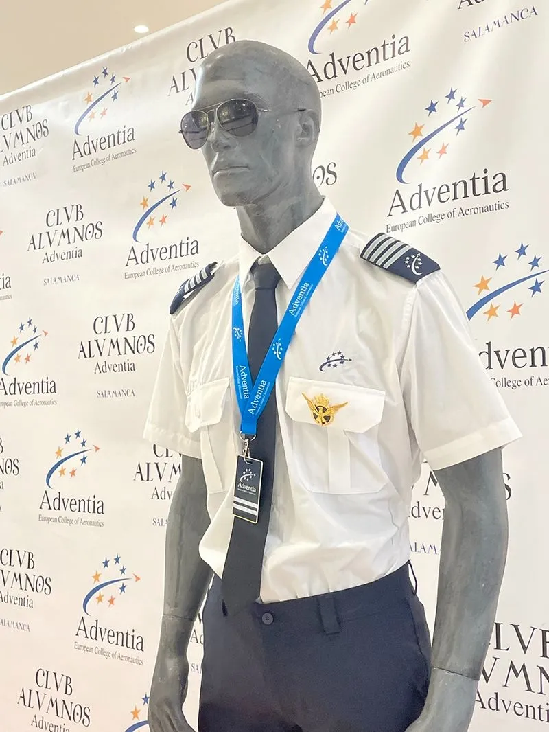 Exposición 'Homenaje a nuestros ídolos del aire' en el centro comercial El Tormes