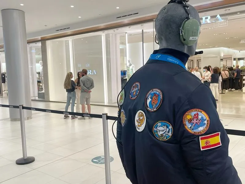 Exposición 'Homenaje a nuestros ídolos del aire' en el centro comercial El Tormes