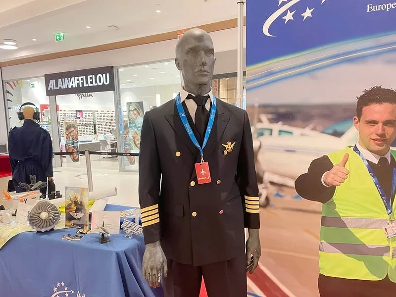 Exposición 'Homenaje a nuestros ídolos del aire' en el centro comercial El Tormes
